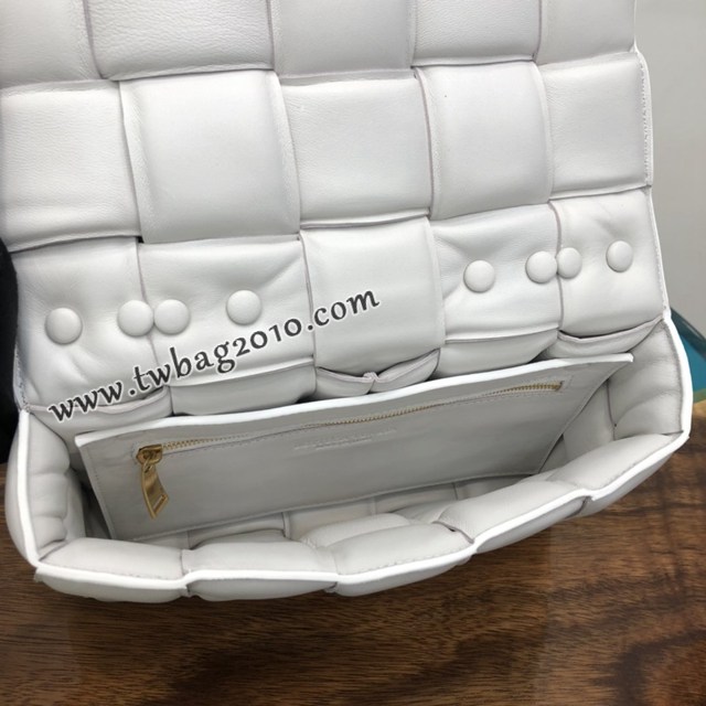 Bottega veneta高端女包 96008白色 寶緹嘉新款枕頭鏈條包 BV經典款小羊皮單肩斜挎手提女包  gxz1246